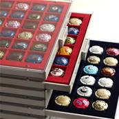 medaillier à fond rouge pour 48 capsules de champagne Yvert et Tellier 20256